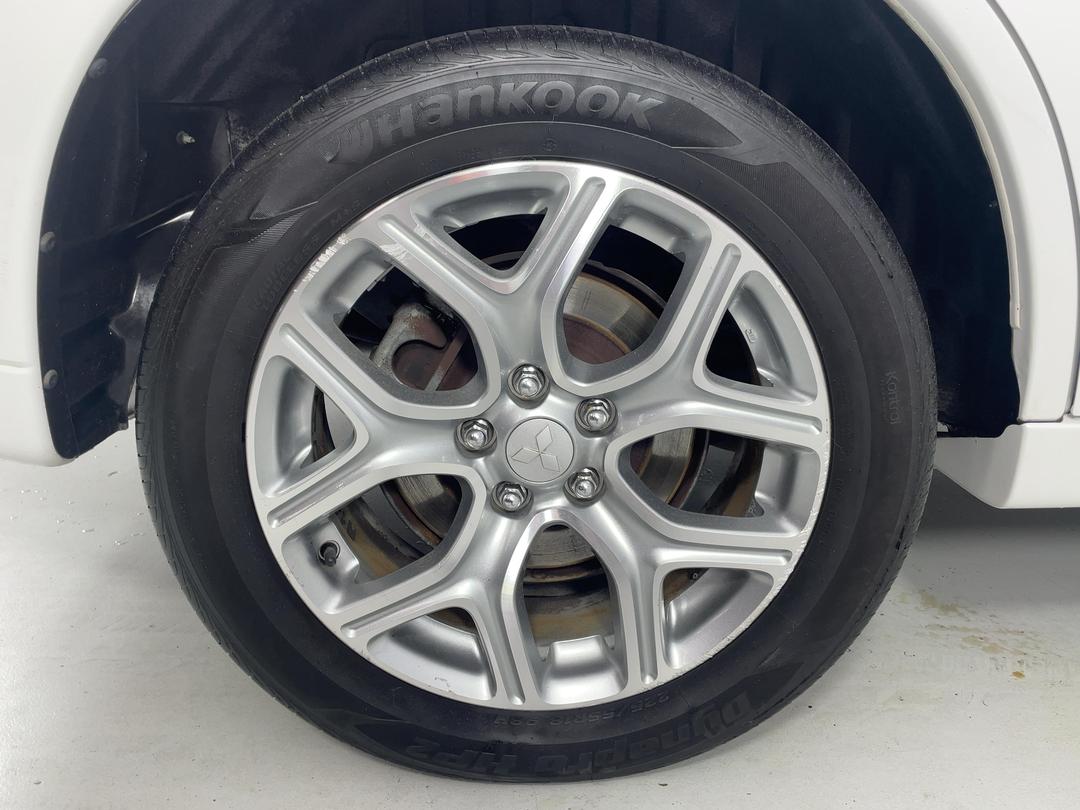 Photo '12' of Mitsubishi Outlander
