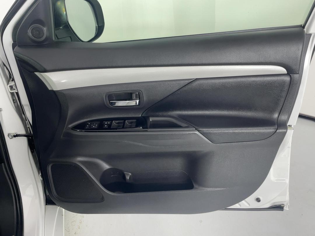 Photo '15' of Mitsubishi Outlander