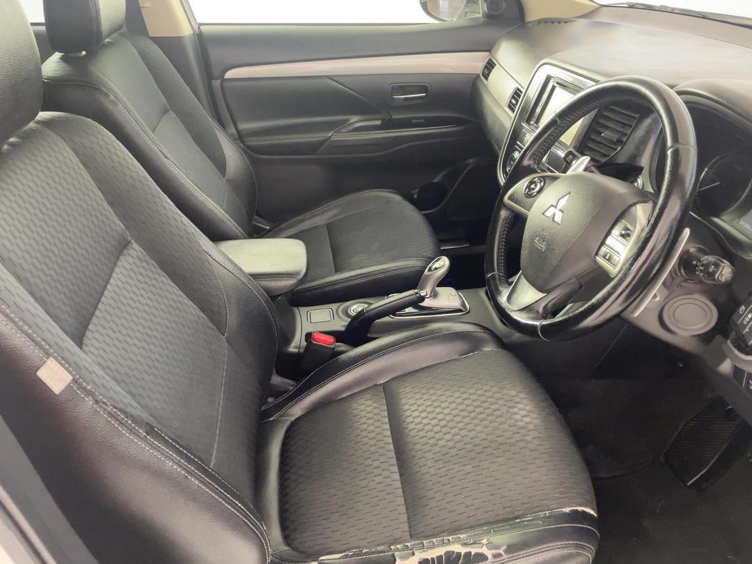 Photo '16' of Mitsubishi Outlander