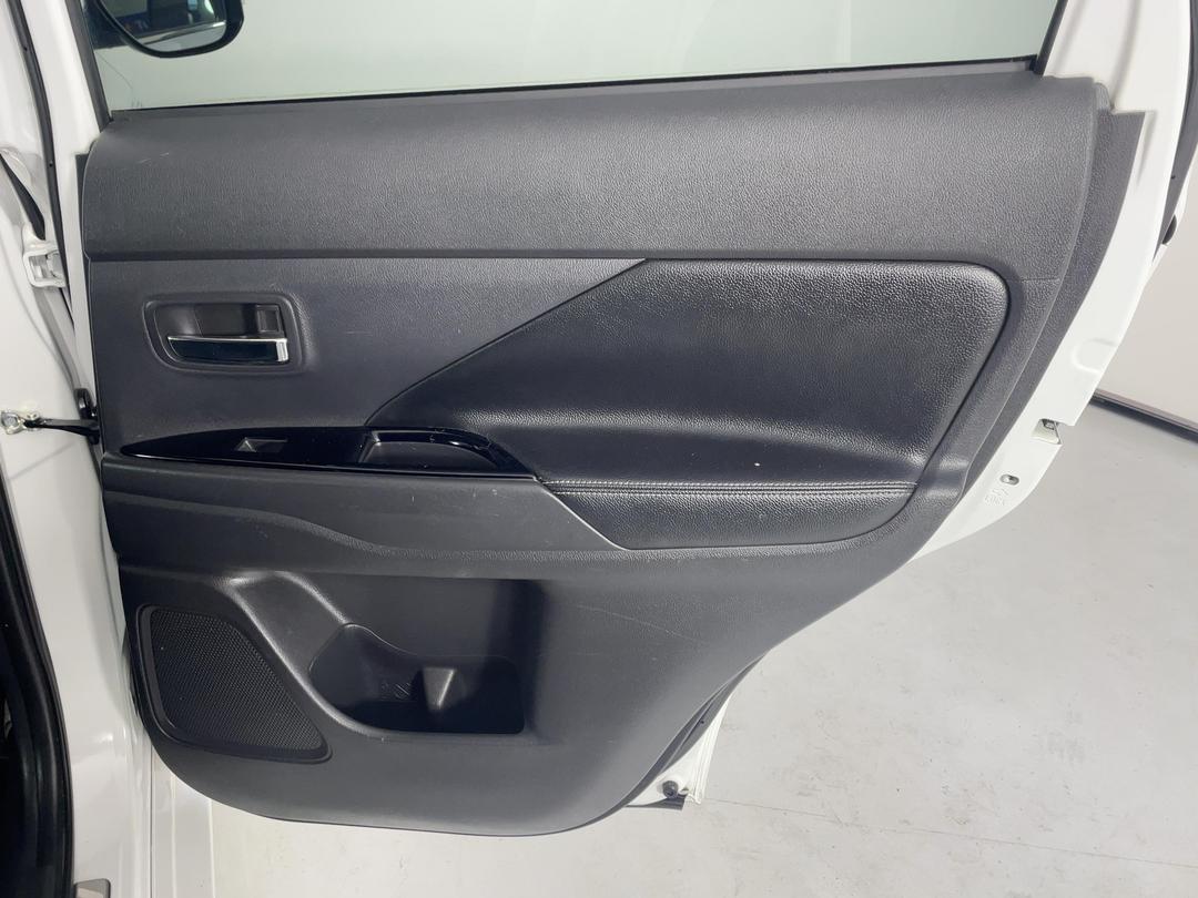 Photo '19' of Mitsubishi Outlander