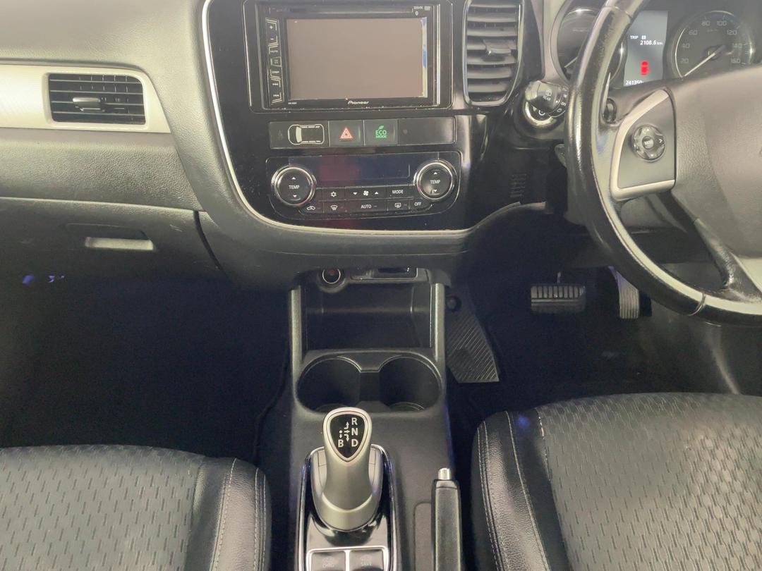 Photo '18' of Mitsubishi Outlander