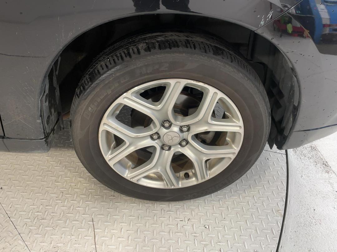 Photo '9' of Mitsubishi Outlander