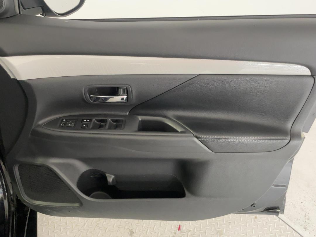 Photo '15' of Mitsubishi Outlander