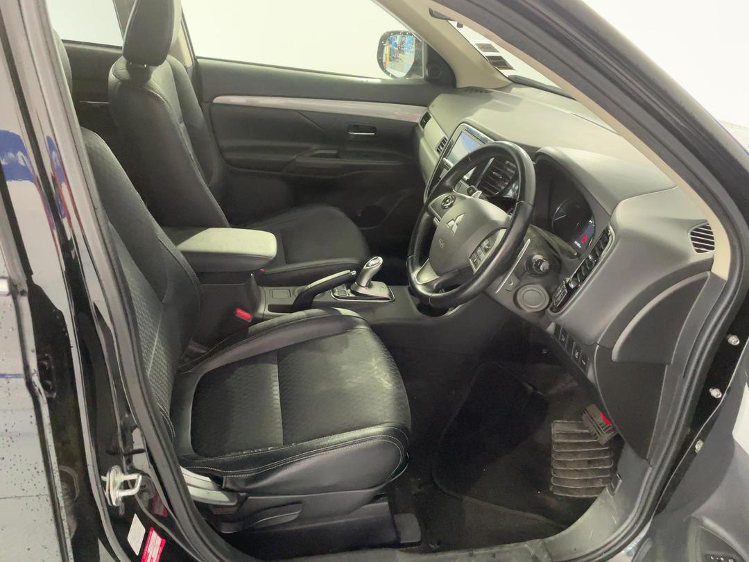 Photo '16' of Mitsubishi Outlander