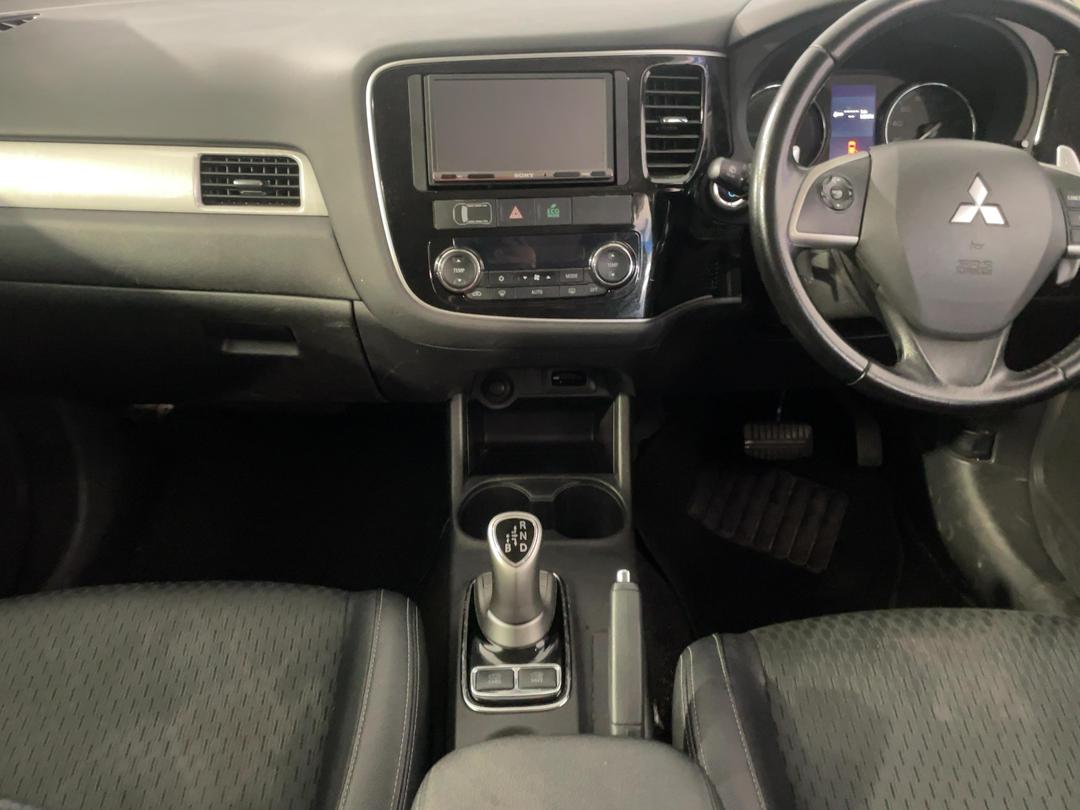 Photo '18' of Mitsubishi Outlander