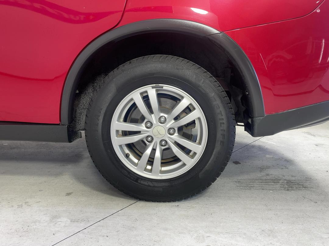 Photo '11' of Mitsubishi Outlander