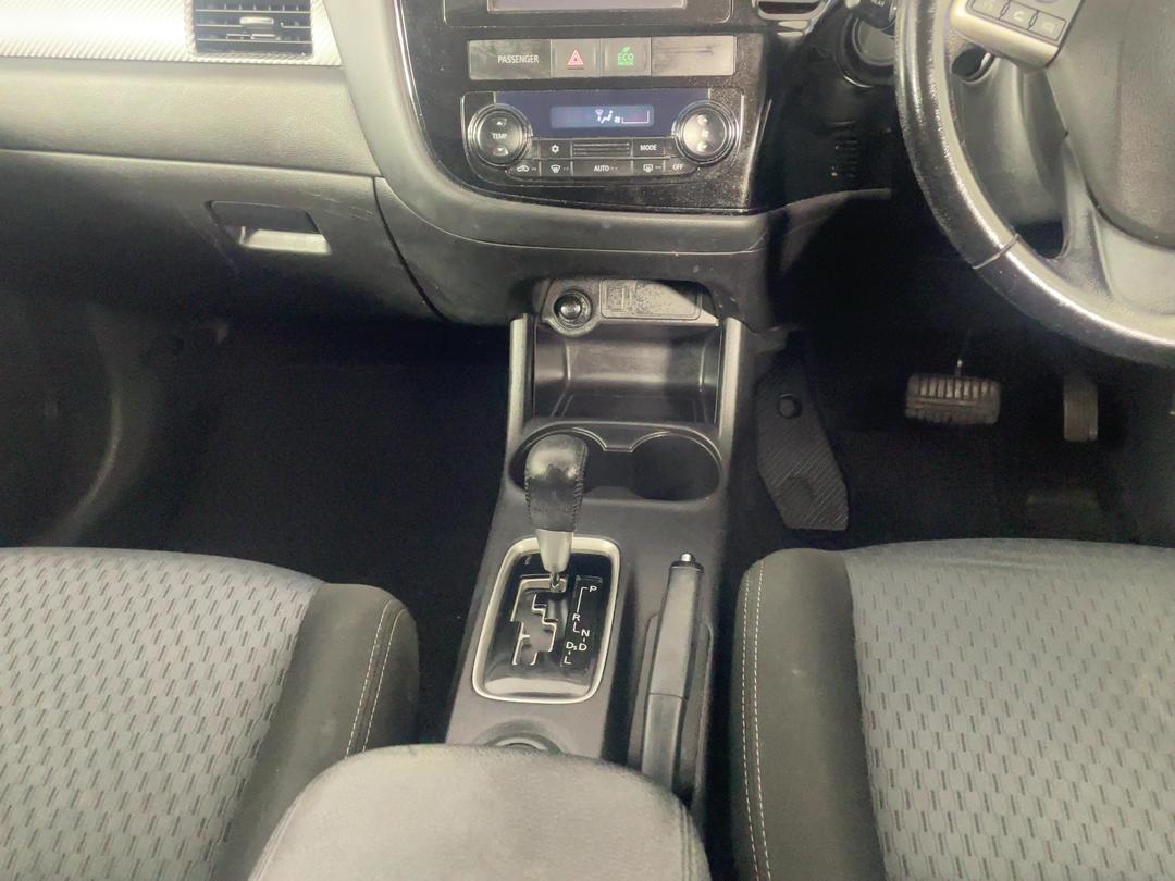 Photo '18' of Mitsubishi Outlander