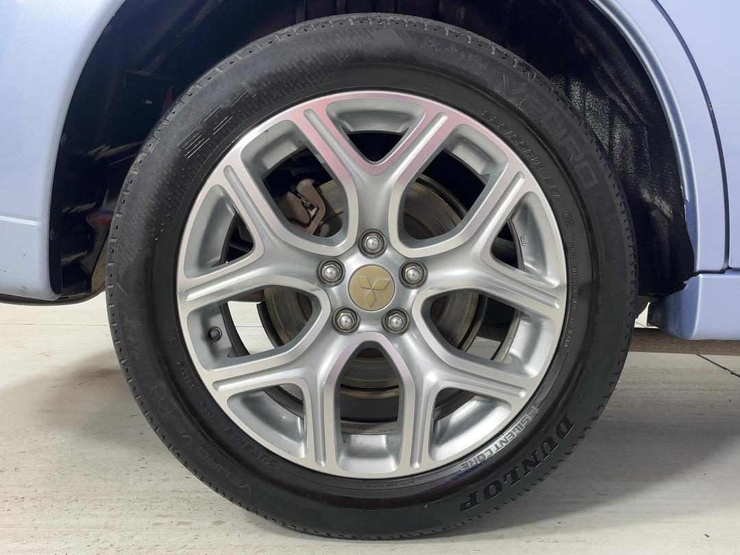 Photo '12' of Mitsubishi Outlander