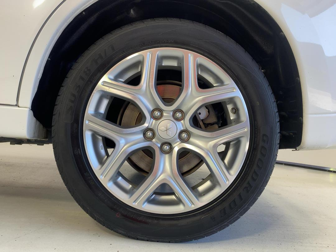 Photo '11' of Mitsubishi Outlander