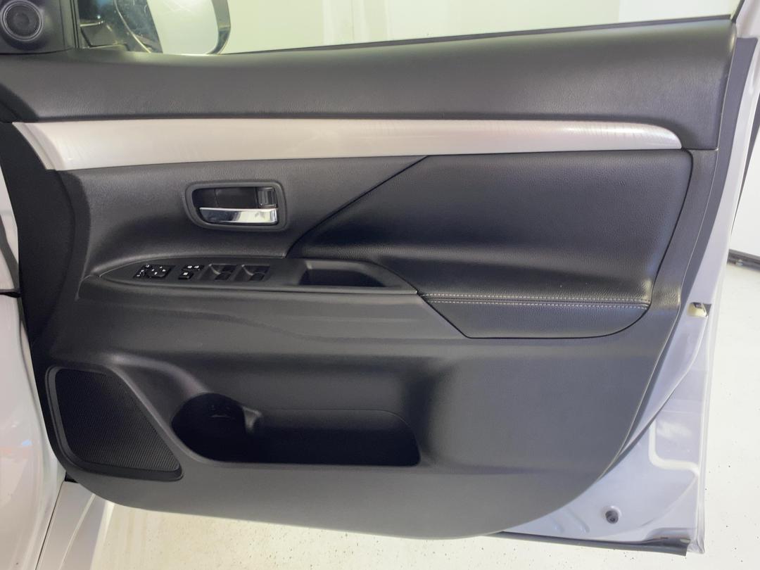 Photo '15' of Mitsubishi Outlander