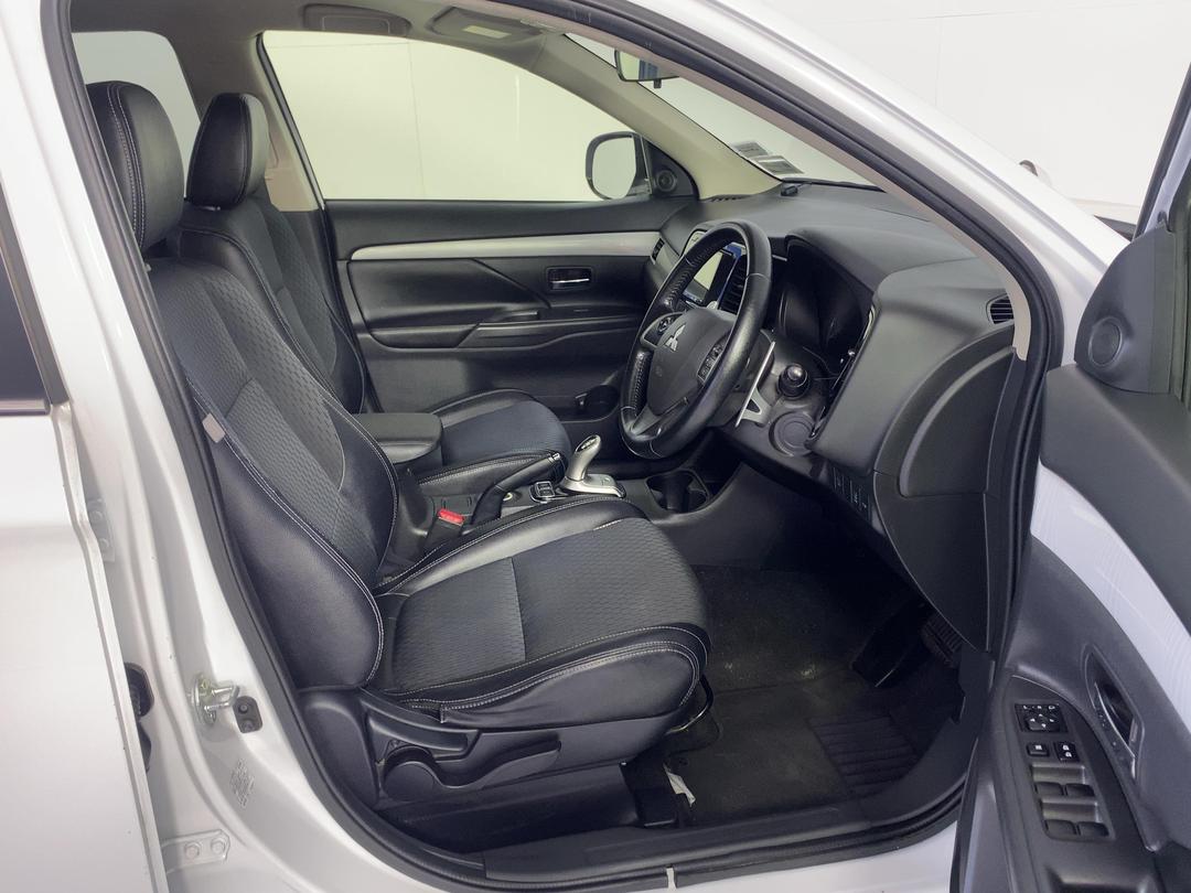 Photo '16' of Mitsubishi Outlander