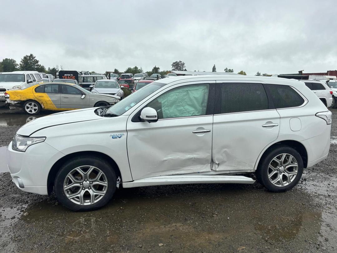 Photo '3' of Mitsubishi Outlander Phev Photo '3' of Mitsubishi Outlander Phev