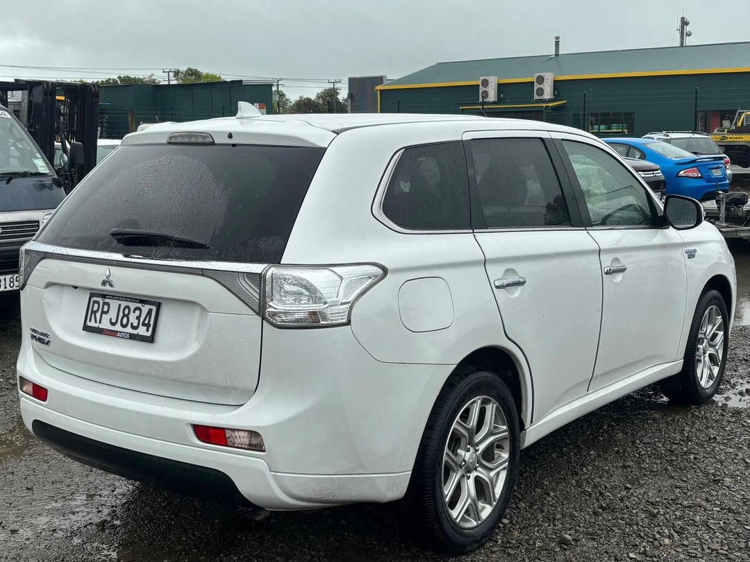 Photo '6' of Mitsubishi Outlander Phev Photo '6' of Mitsubishi Outlander Phev