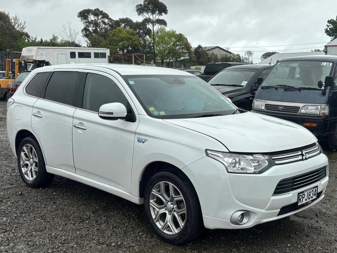 Photo '8' of Mitsubishi Outlander Phev Photo '8' of Mitsubishi Outlander Phev