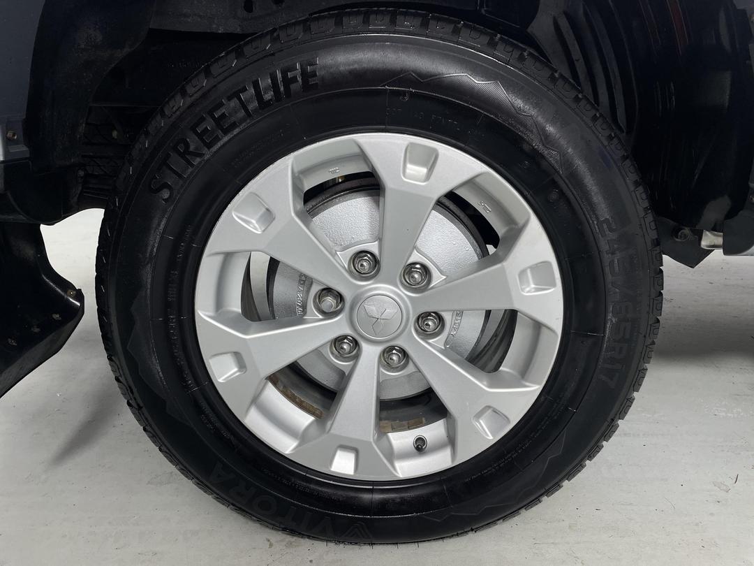 Photo '12' of Mitsubishi Triton