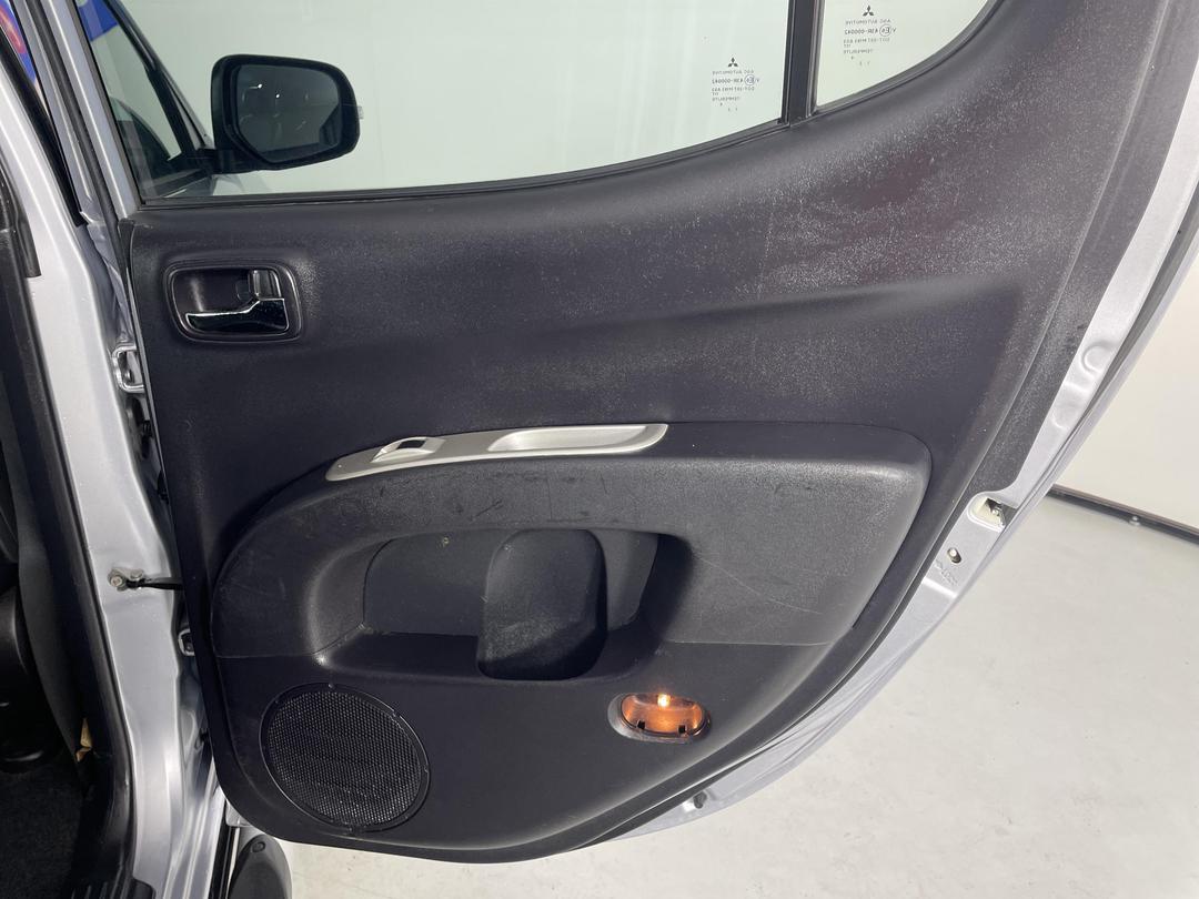 Photo '19' of Mitsubishi Triton