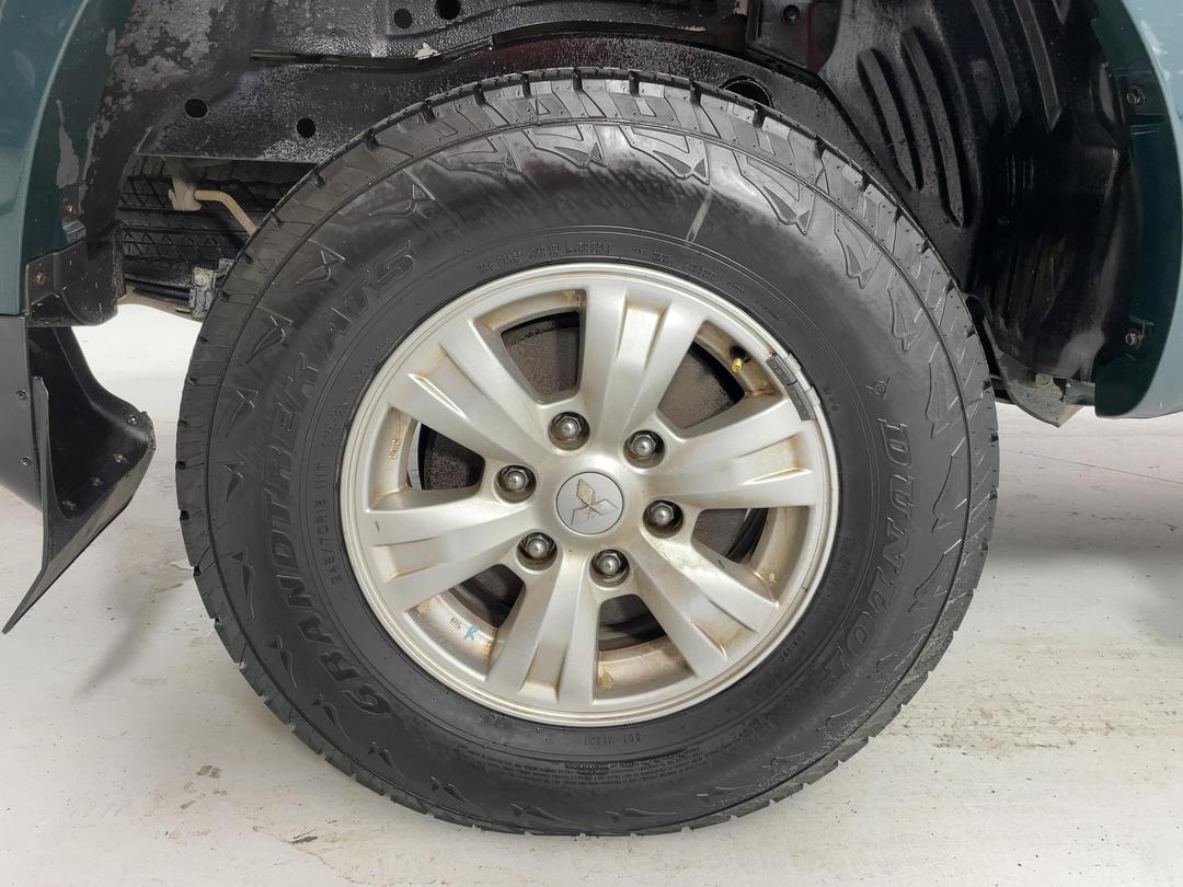 Photo '12' of Mitsubishi Triton