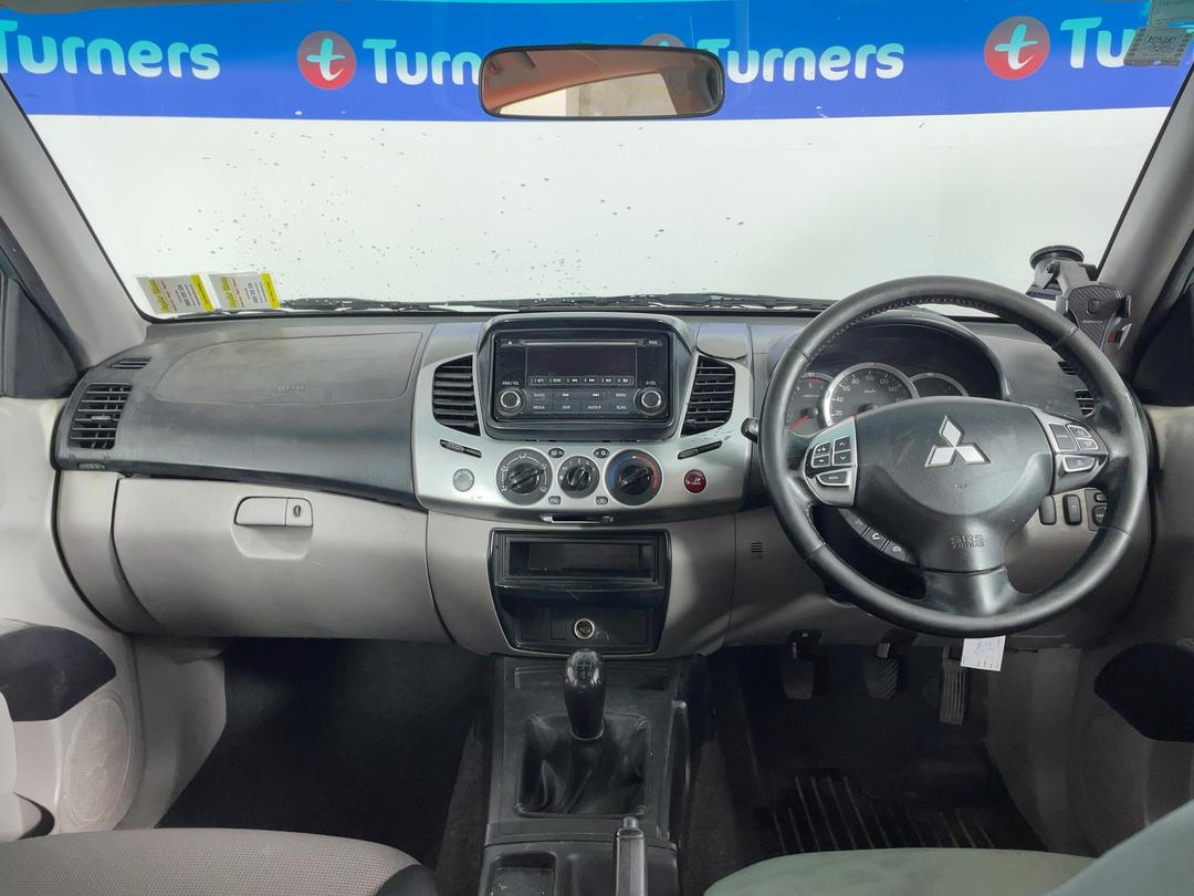 Photo '17' of Mitsubishi Triton