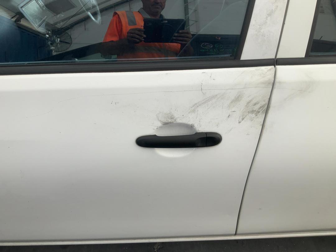 Photo '9' of Nissan Latio