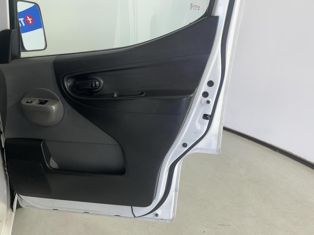 Photo '15' of Nissan NV200