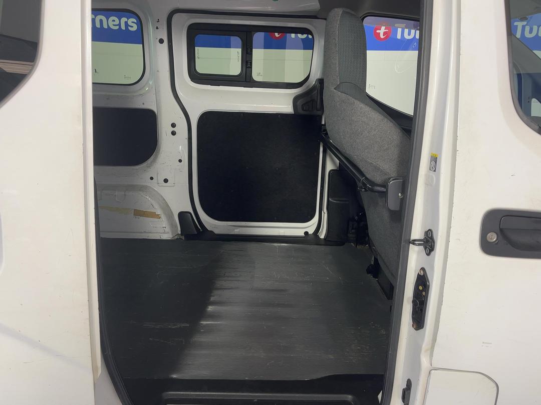 Photo '20' of Nissan NV200