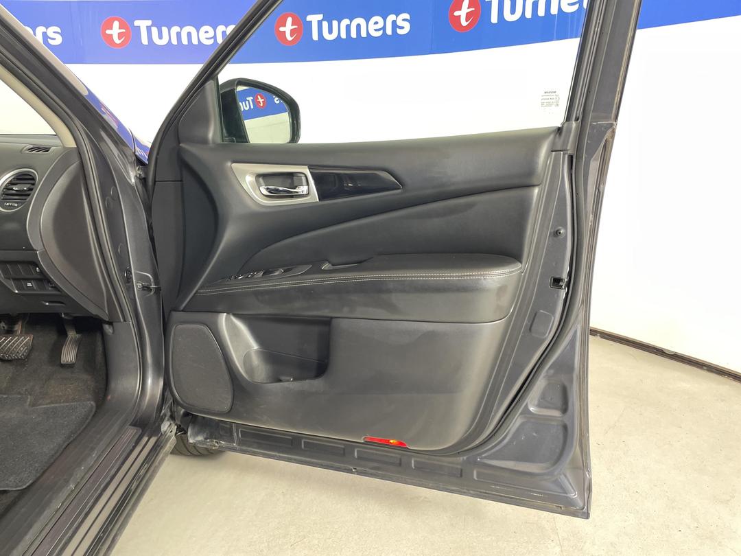 Photo '13' of Nissan Pathfinder TI