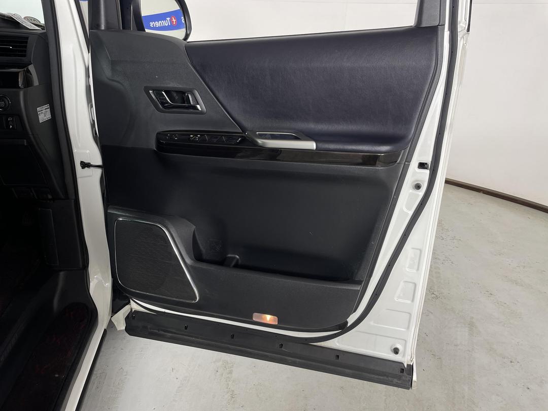 Photo '15' of Toyota Alphard