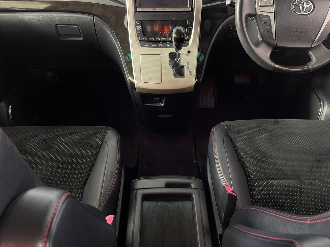Photo '18' of Toyota Alphard