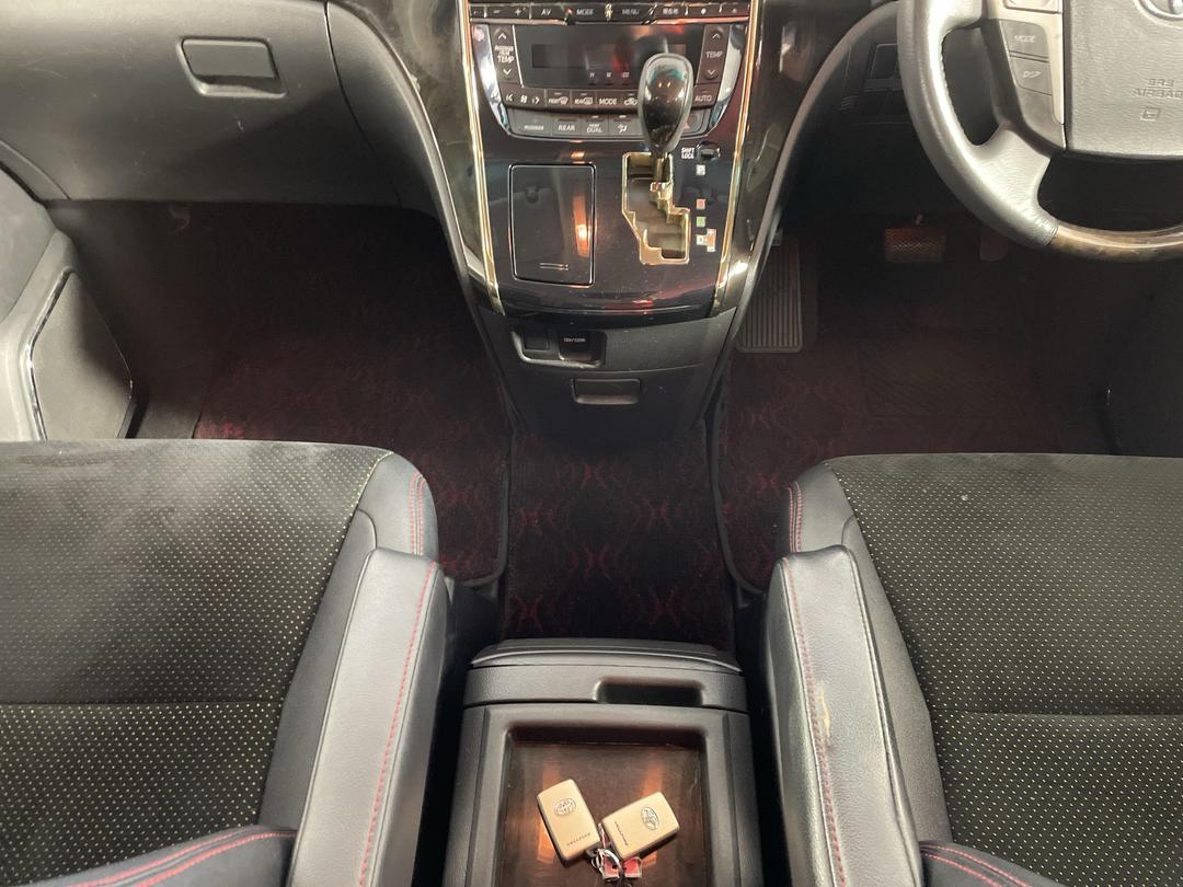 Photo '18' of Toyota Alphard