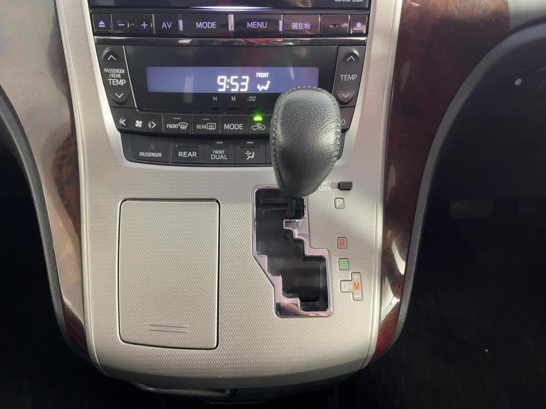Photo '18' of Toyota Alphard