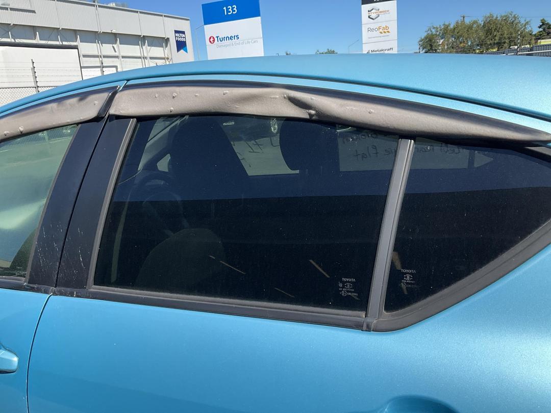 Photo '18' of Toyota Aqua Hybrid