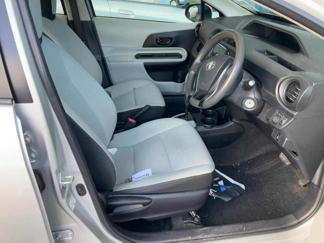 Photo '24' of Toyota Aqua