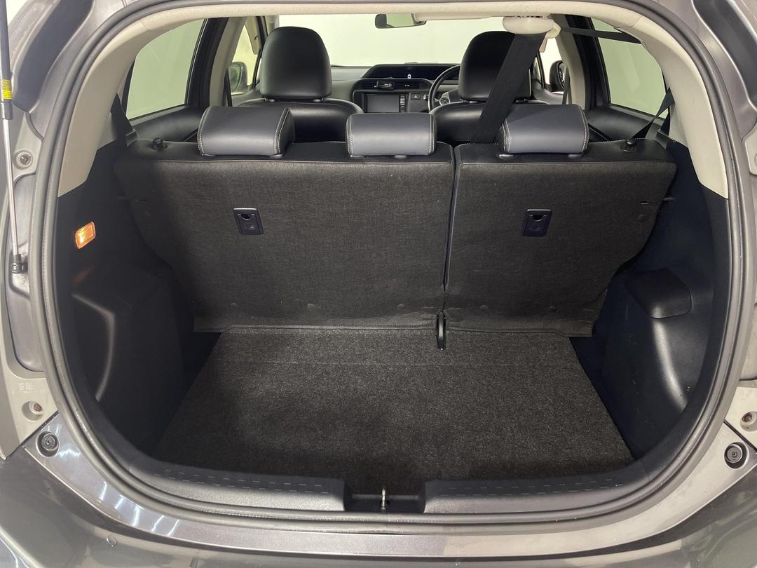 Photo '14' of Toyota Aqua