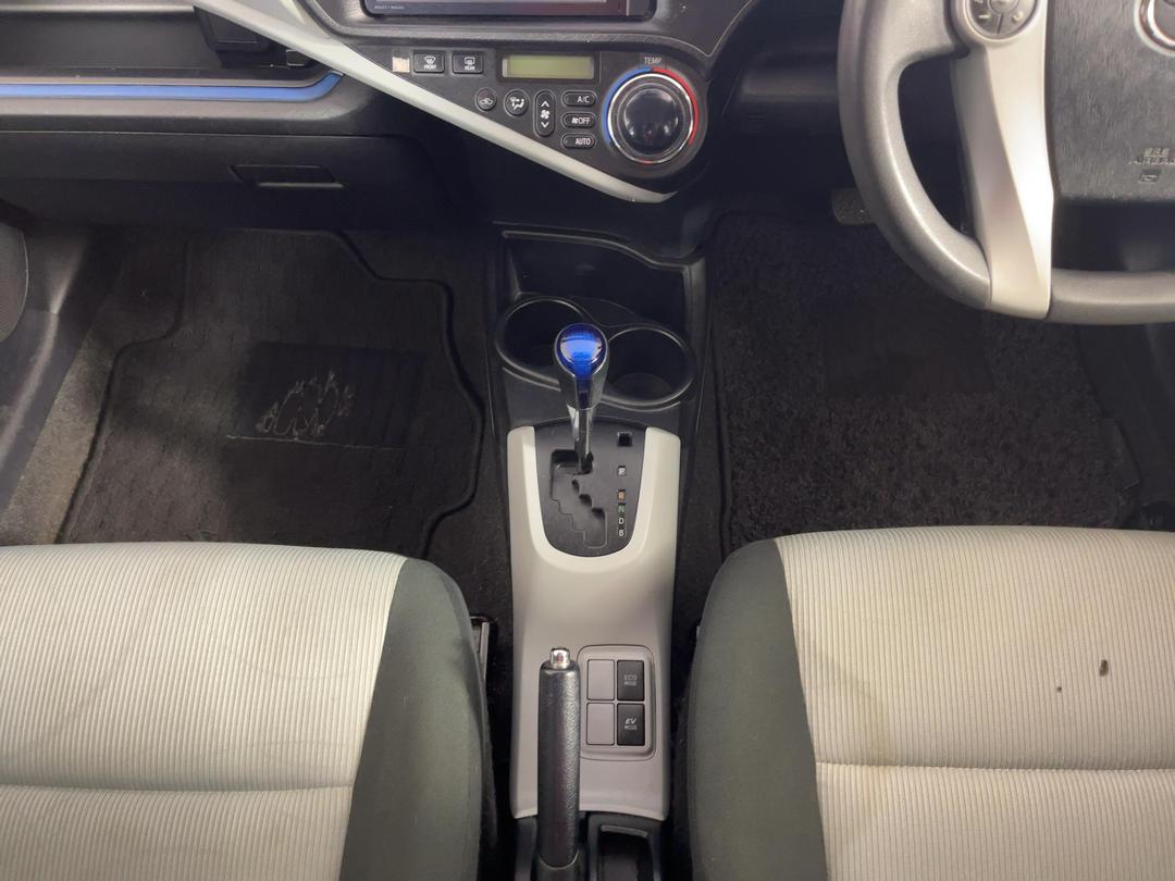 Photo '18' of Toyota Aqua