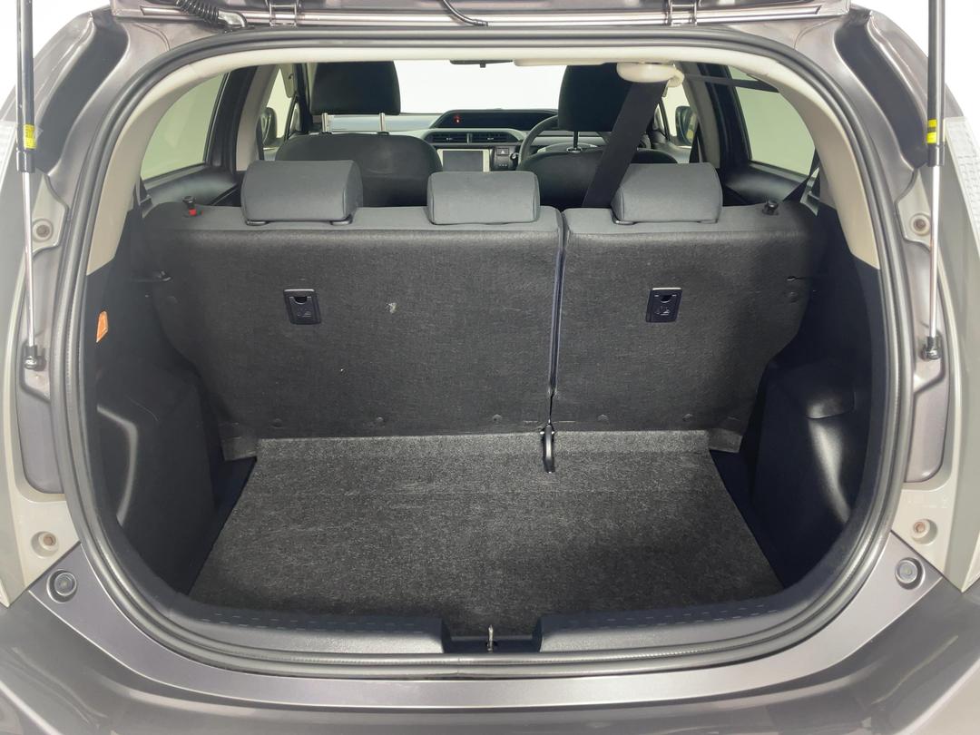 Photo '14' of Toyota Aqua