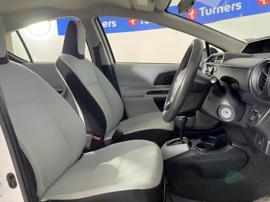 Photo '16' of Toyota Aqua