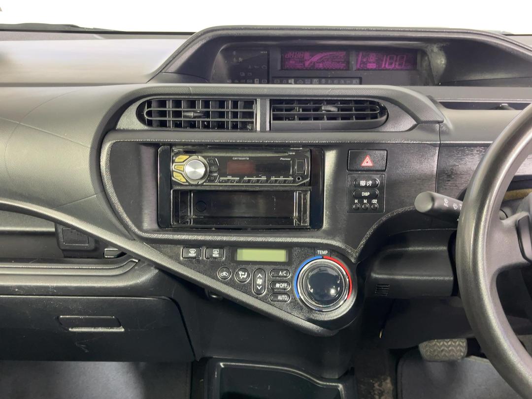 Photo '18' of Toyota Aqua