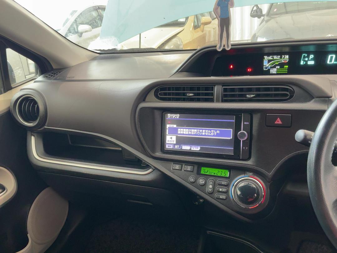 Photo '16' of Toyota Aqua Photo '16' of Toyota Aqua