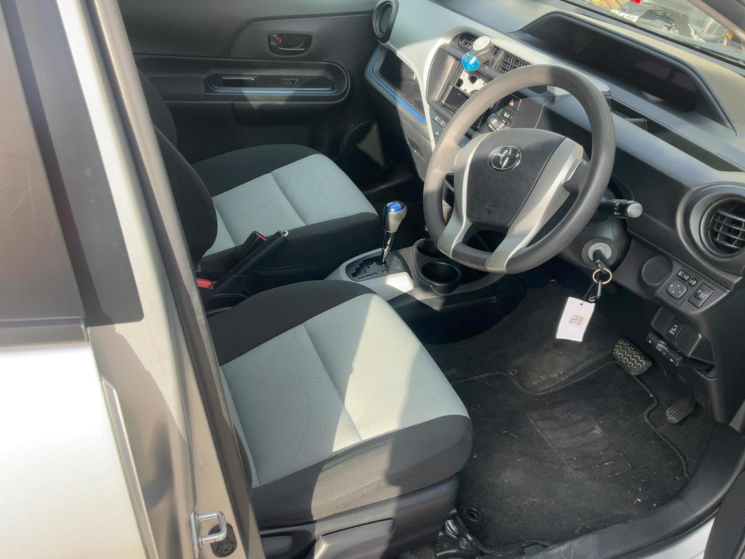 Photo '17' of Toyota Aqua Photo '17' of Toyota Aqua