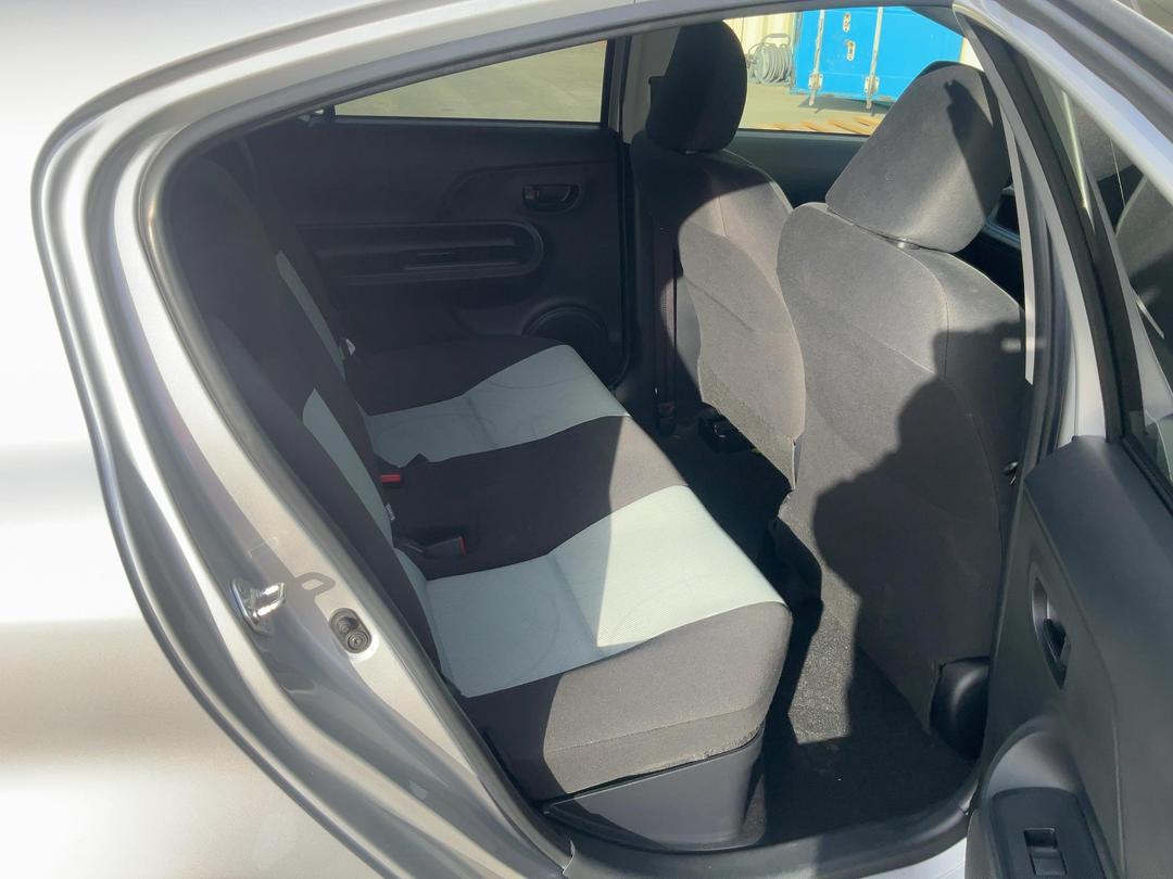 Photo '18' of Toyota Aqua Photo '18' of Toyota Aqua