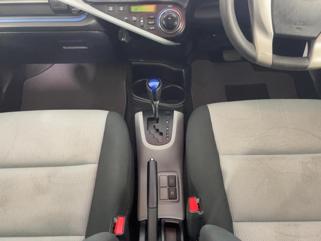 Photo '18' of Toyota Aqua