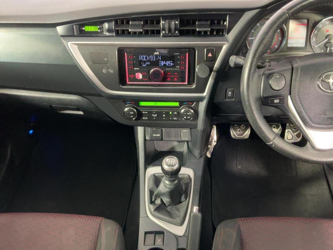 Photo '18' of Toyota Auris