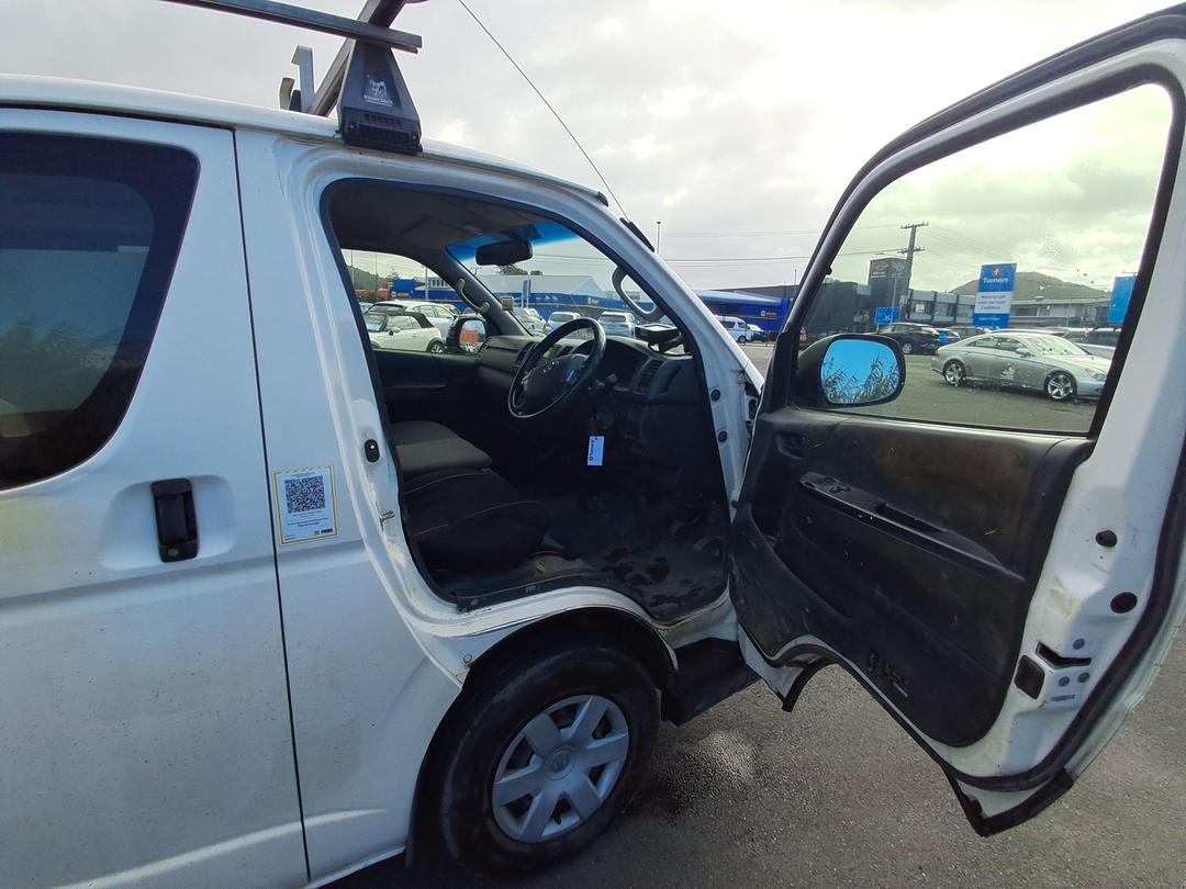 Photo '10' of Toyota Hiace ZL 3.0TD 4A 3 SEAT Van