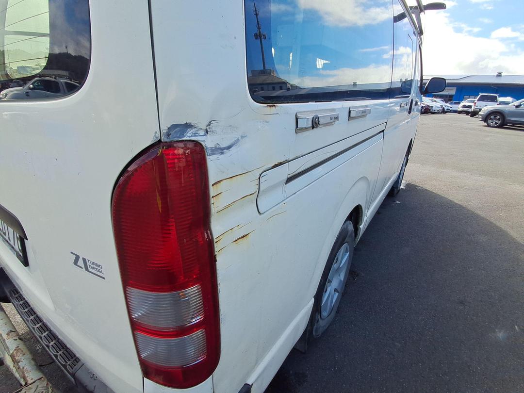 Photo '16' of Toyota Hiace ZL 3.0TD 4A 3 SEAT Van