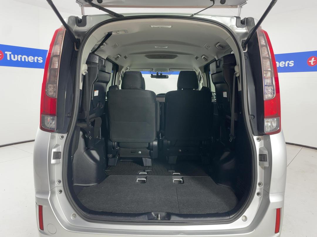 Photo '14' of Toyota Noah