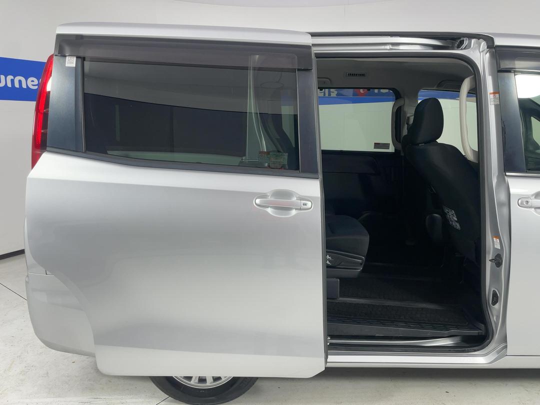 Photo '19' of Toyota Noah