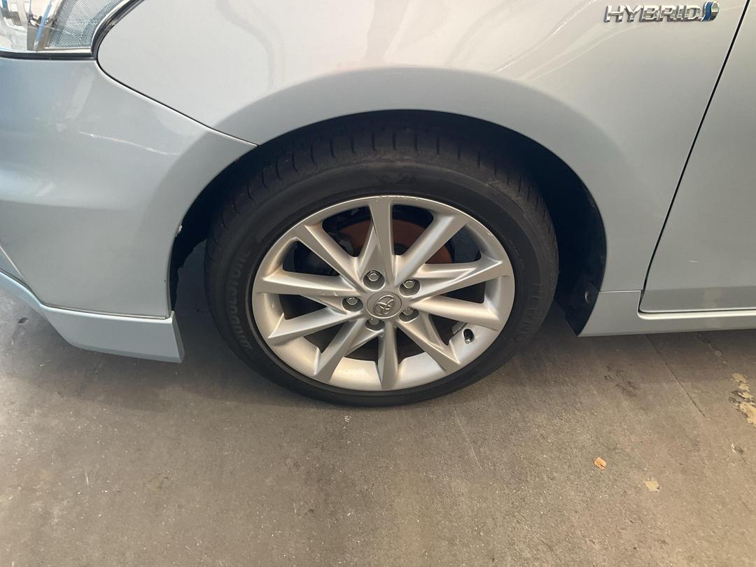 Photo '8' of Toyota Prius Alpha