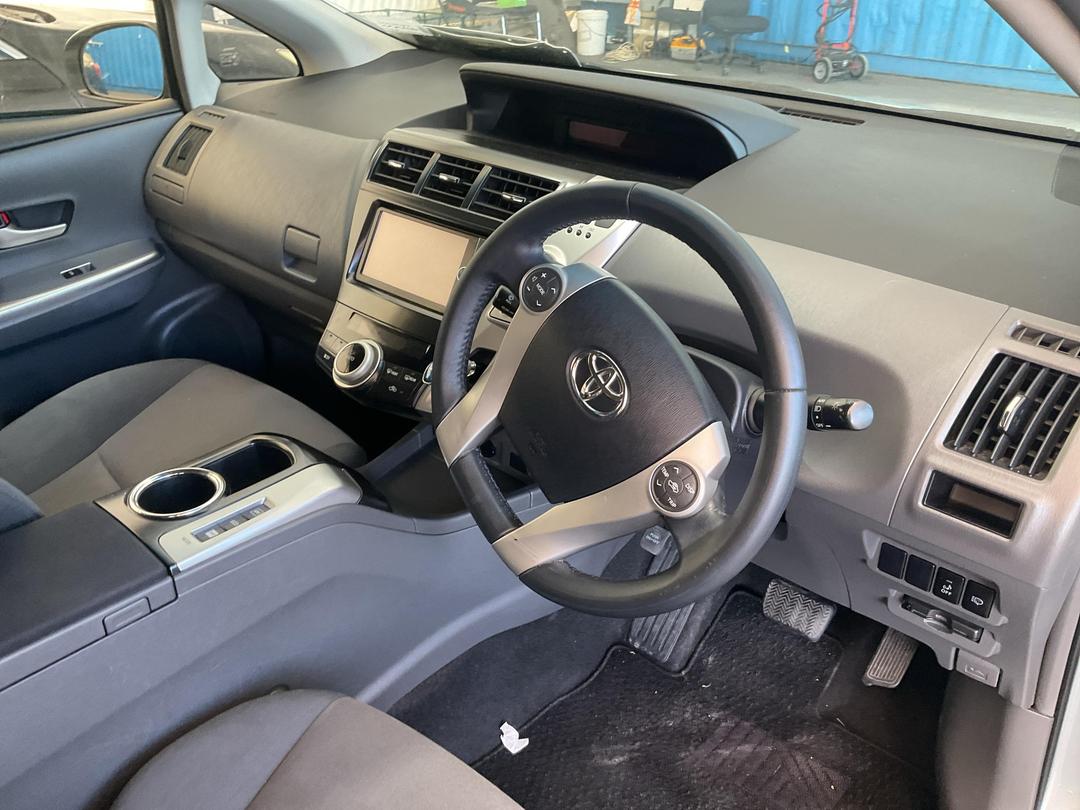 Photo '17' of Toyota Prius Alpha