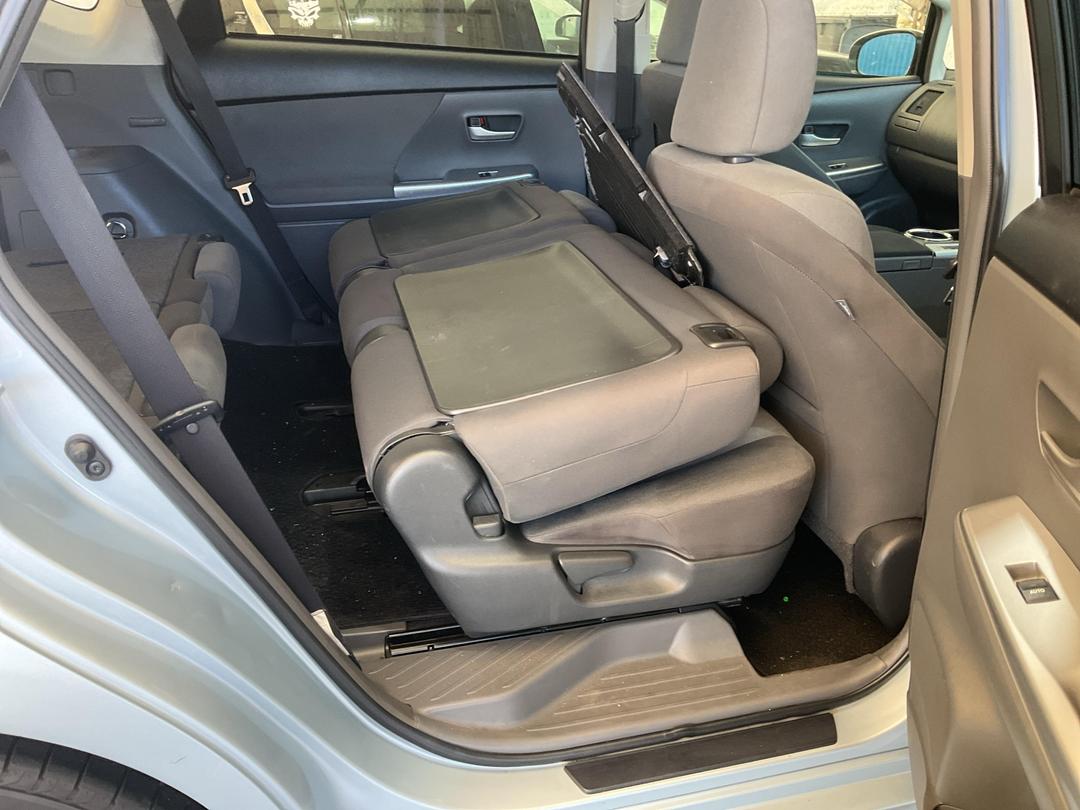 Photo '15' of Toyota Prius Alpha