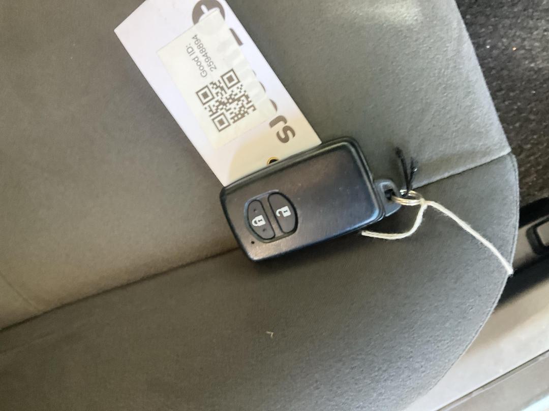 Photo '18' of Toyota Prius Alpha